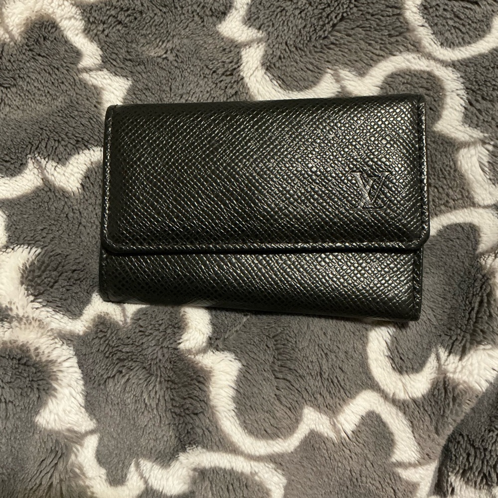 Louis Vuitton Taiga Black Textured key (6) key case